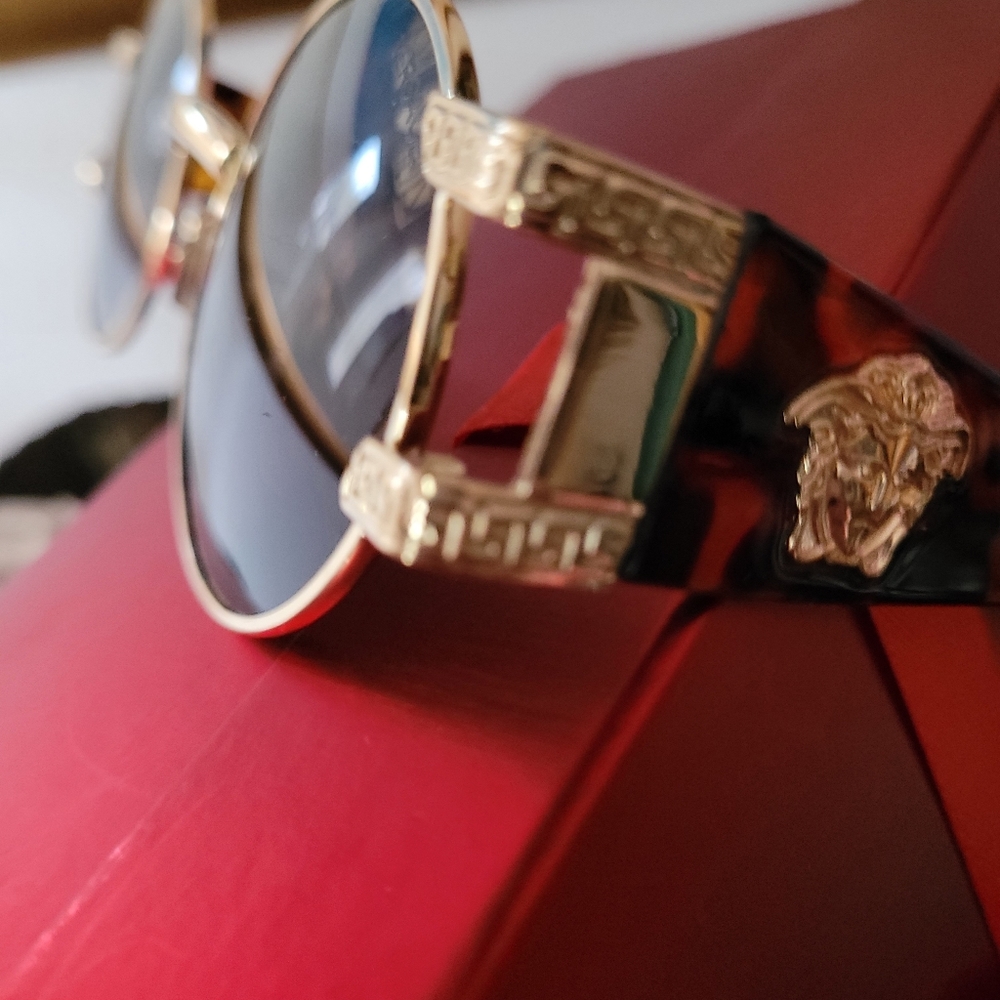 SLIGHTLY USED, 🎀VERSACE TORT SUNGLASSES 🎁